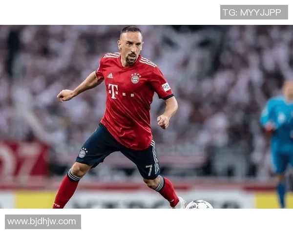 足球球星神传球瞬间揭秘：技艺超群助攻背后的智慧与决策